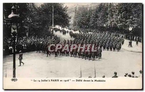 Ansichtskarte AK Militaria Le 14 juillet a Paris en 1916 Defile devant la Madeleine