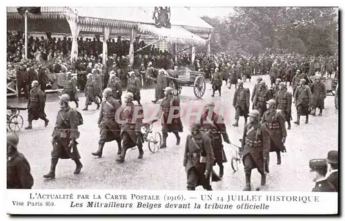 Ansichtskarte AK Militaria Paris Un 14 juillet historique Les mitrailleurs belges devant la tribune officielle