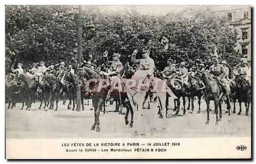 Ansichtskarte AK Militaria Paris Fetes de la Victoire 14 juillet 1919 Avant le defile Les marechaux Petain et Foc