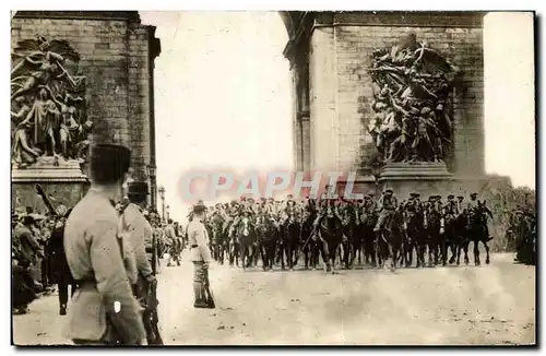 Ansichtskarte AK Militaria Paris Fetes de la Victoire 14 juillet 1919 La cavalerie francaise passe sous l arc de