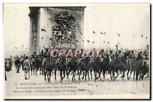 Cartes postales Militaria Defile de la victoire Paris 14 juillet 1919 La cavalerie passant sous l arc de triomph