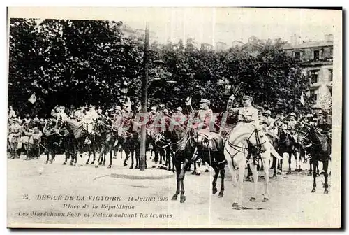 Ansichtskarte AK Militaria 14 juillet 1919 Place de la Republique Les marechaux Foch et Petain saluant les troupe