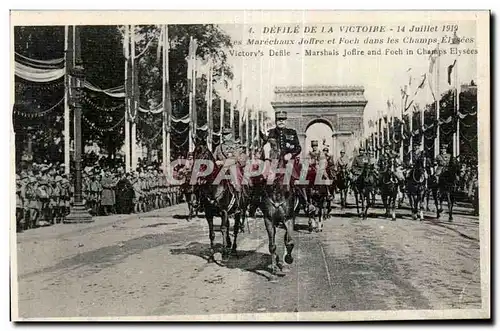 Ansichtskarte AK Militaria 14 juillet 1919 Place de la Republique Les marechaux Foch et Petain saluant les troupe