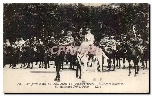 Ansichtskarte AK Militaria Paris 14 juillet 1919 Place de la Republique Les Marechaux Foch et Petain