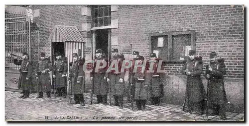 Cartes postales Militaria Soldats A la caserne La parade de garde