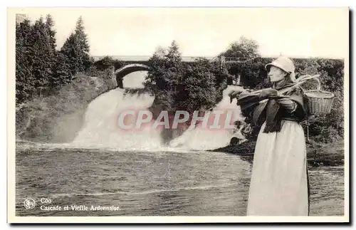 Ansichtskarte AK Belgique Coo Cascade et vieille ardennaise Folklore costume