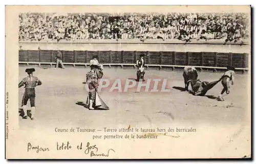 Ansichtskarte AK Corrida Taureau Course de taureaux Torero attirant le taureau hors des barricadespour permettre