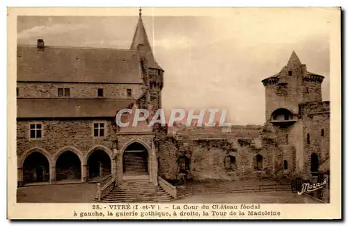 Ansichtskarte AK Vitre La Cour du Chateau feodal a gauche la galerie gothique