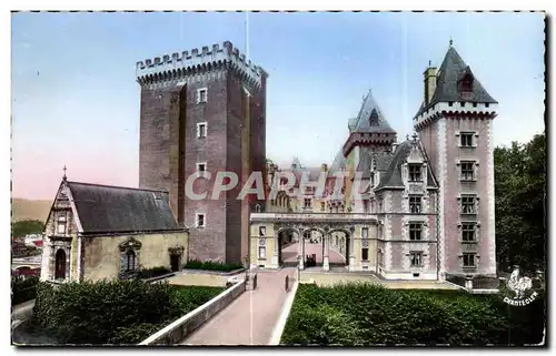 Ansichtskarte AK Pau (Basses Pyrenees) Le Chateau Henri IV et sa Cour d Honneur