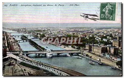 Cartes postales Paris Aeroplane evoluant au dessus de Passy Avion