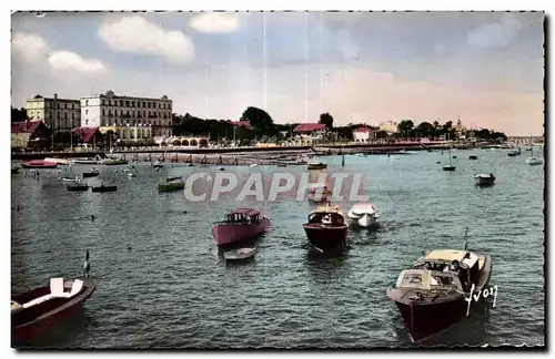 Cartes postales moderne Arcachon Un coin du port et le grand hotel vus de la jetee promenade