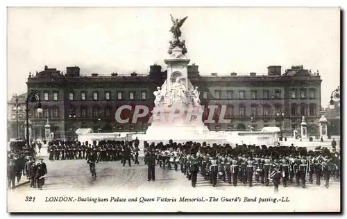 Cartes postales London Buckking Palace and Queen Victoria Memorial The Guard s Band Passing