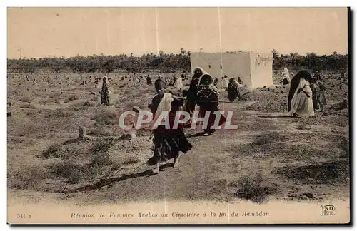 Cartes postales Algerie Reunion de Femmes Arabes an Cimetiere a la fin du Ramadan