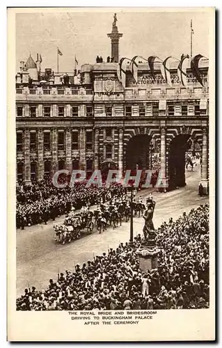 Cartes postales The Royal bride and bridegroom driving to Buckingham palace after the ceremony London