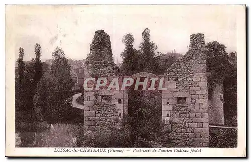 Cartes postales LUSSAC-les-CHATEAUX (Vienne) - Pont-levis de I ancien Chateau Feodal