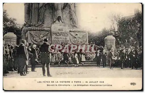 Cartes postales Les Fetes De La Victoire A Paris Juillet Devant le cenotaphe La delegation Alsacienne Lorraine M