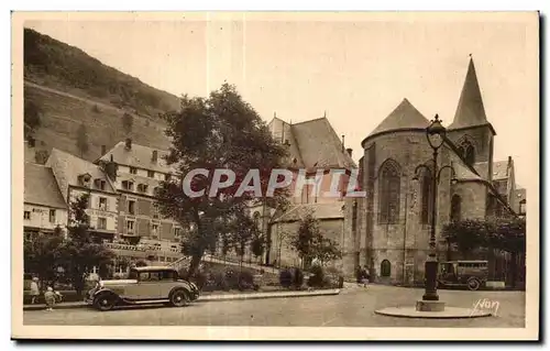 Cartes postales Le Mont Dore (Puy de Dome) La Place des Moulms et I Eglise St Pardox