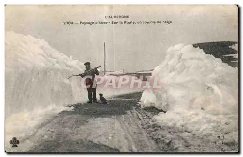 Ansichtskarte AK L Auvergne Paysage d hiver sur la route un comble de neige