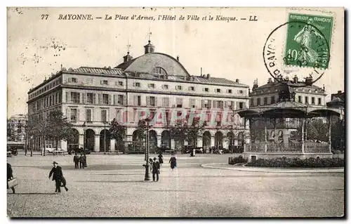 Cartes postales Bayonne La Place d Armes I hotel de Ville et le Kiosque