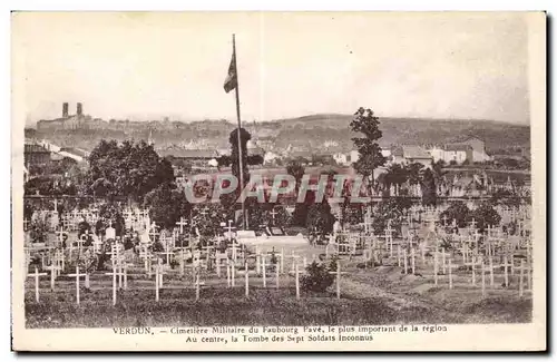 Ansichtskarte AK Cimetiere Militaire du Faubourg Pave le plus important de la region Au centre la tombe des Sept