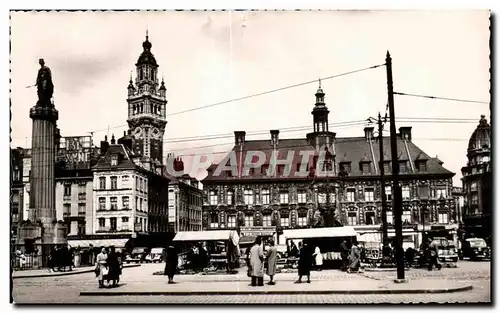 Cartes postales Lille Nord Place du General de Gaulle A Gauche la Deesse dans le fond la Bourse