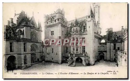 Ansichtskarte AK Pierrefonds Le Chateau L Escalier d Honneur Le Donjon et la Chapelle