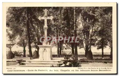 Cartes postales Cour Interieure Croix du Parterre Au Loin Chapelle ou Fut Inhumee Saint Bernadette Nevers
