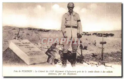 Cartes postales Pres de Verdun Le Colonel du regiment d Infanterie pres de la tombe elevee a des soldats inconnu