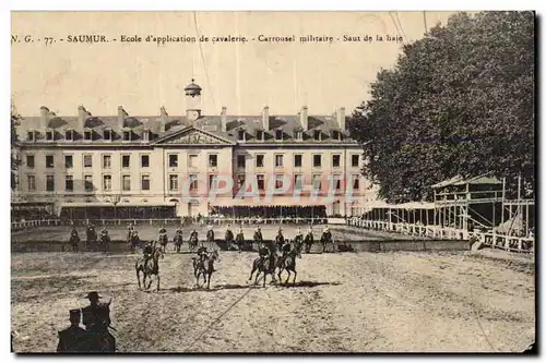 Ansichtskarte AK Saumur Ecole d application de cavalerie Carrousel militaire Saut de la haie Bateau Horse
