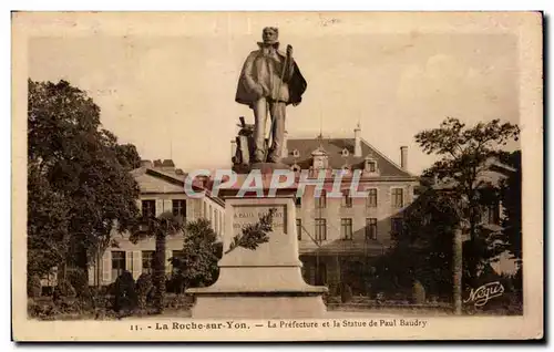 Cartes postales La Roche sur Yon La Prefecture et la Statue de Paul Baudry