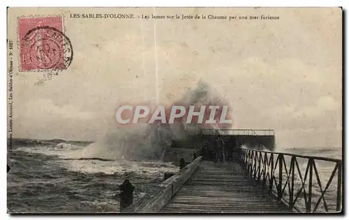 Cartes postales Les Sables D olonne Les lames sur la jetee de la chaume par une mer farieuse