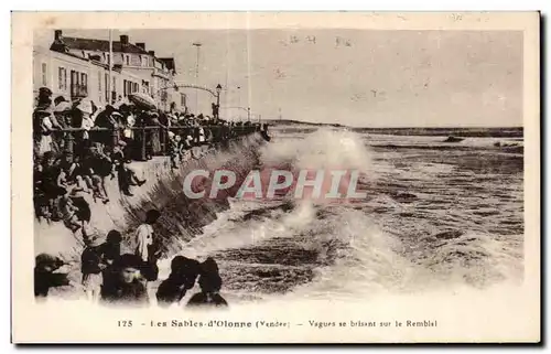 Cartes postales Les Sables D olonne Vagues se brisant sur le remblai