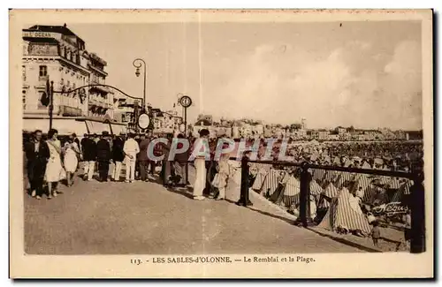 Cartes postales Les Sables D olonne Le remblai et la plage