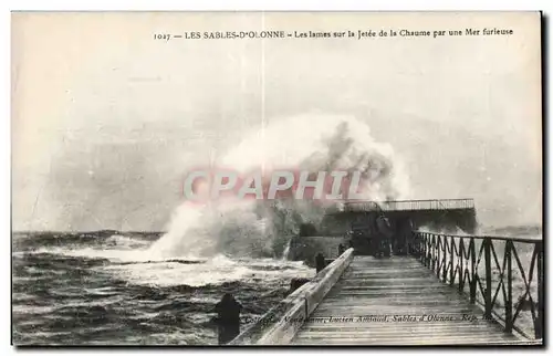 Cartes postales Les sables d Olonne les lames sur la jetce de la chaume par une mer furieuse