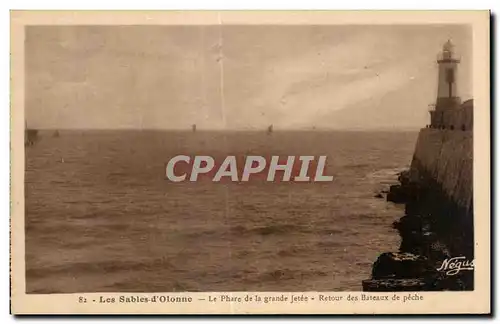 Cartes postales Les sables d Olonne le phare de la grande jett retour des bateaux de peche