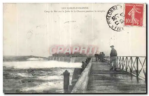 Cartes postales Les sables d Olonne coup de mer sur la jetee de la chaume pendant la tempete