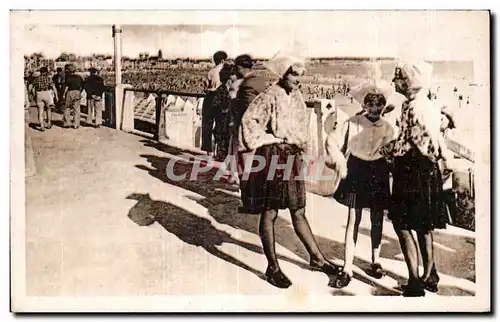 Cartes postales Les sables d Olonne le remblai et la plage Folklore Costume