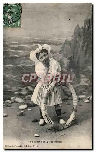 Cartes postales Sables D olonne un baiser d Une petite sablaise Coiffe costume Folklore