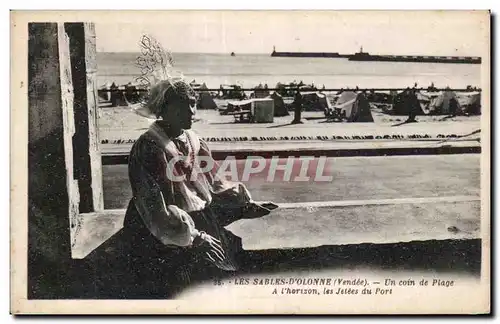 Cartes postales Les sables d Olonne un coin de plage a l horizon les jetees du port Coiffe costume Folklore