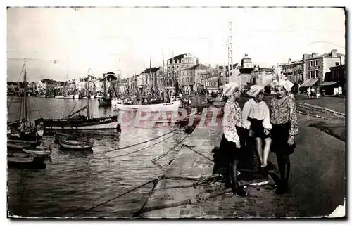 Cartes postales Les sables d Olonne le port Coiffe costume Folklore