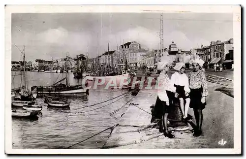 Cartes postales Les sables d Olonne le port Coiffe costume Folklore