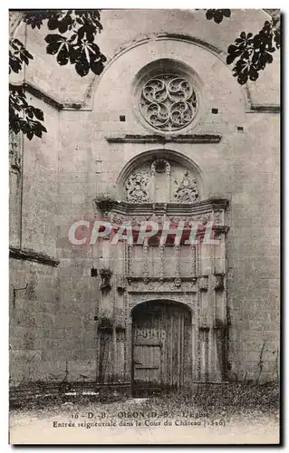 Cartes postales Oiron L Eglise Entree seigneuriale dans la Cour du Chateau