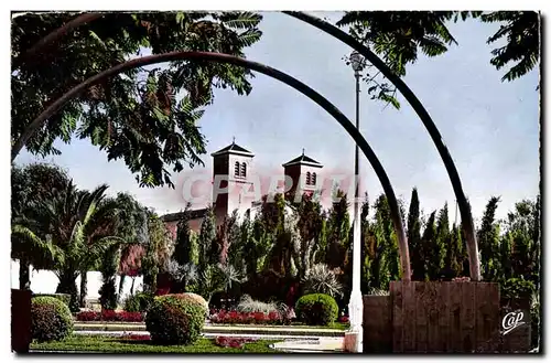 Cartes postales Maroc Oujda L Eglise Saint Louis d Anjou vue du Square De Gaulle