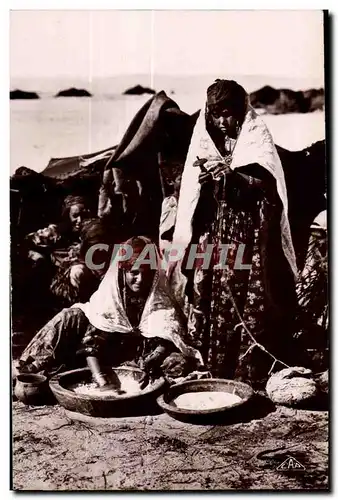 Ansichtskarte AK Maroc Petits travaux au Gourbi Folklore Costume