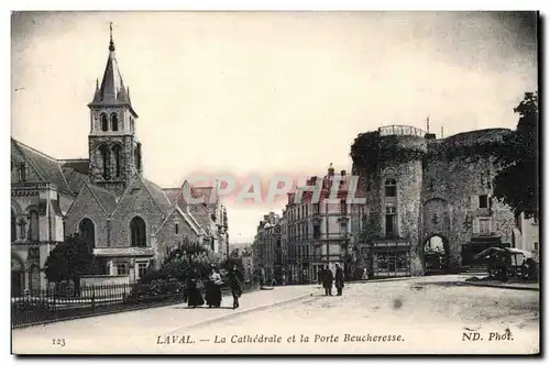 Ansichtskarte AK Laval La cathedrale et la porte Beucheresse