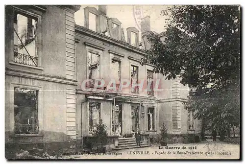 Ansichtskarte AK Militaria La Guerre de 1914 Luneville Facade de la Sous Prefecture apres l incendie