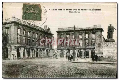 Cartes postales Reims dans les Rulnes apres la Retraite des Allemands Place Royale Militaria