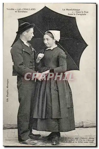 Cartes postales Vendee 596 Challans et Environs Le Maraichinage Dans la Rue Sous le Parapluie Folklore Costume