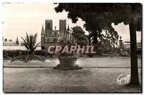 Cartes postales Avranches (Manche) En Normandie Le Jardin des Plantes et I Eglise Notre Dame Des Champs