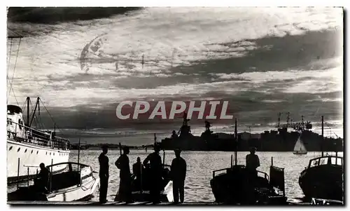 Ansichtskarte AK Cote d Azur Toulon Le Crepuscule sur le Port Bateaux